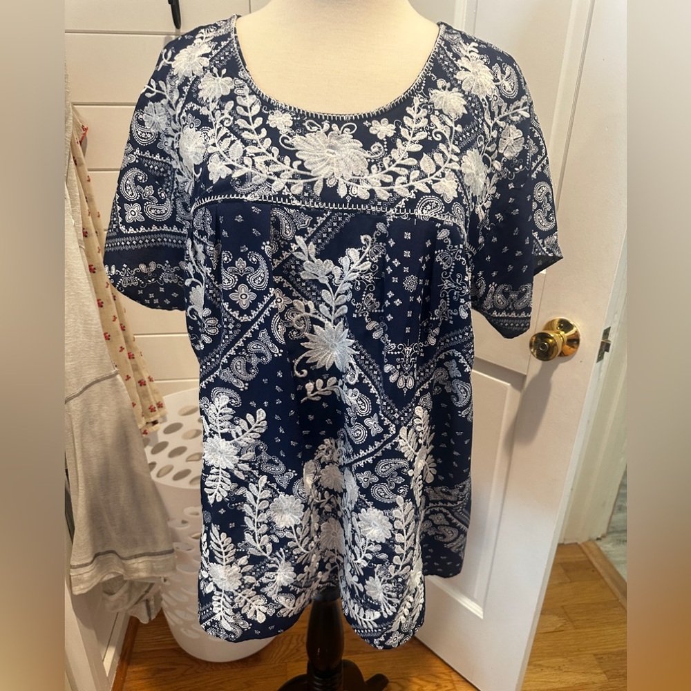 Bandana print with white embroidery short sleeve very cute top!